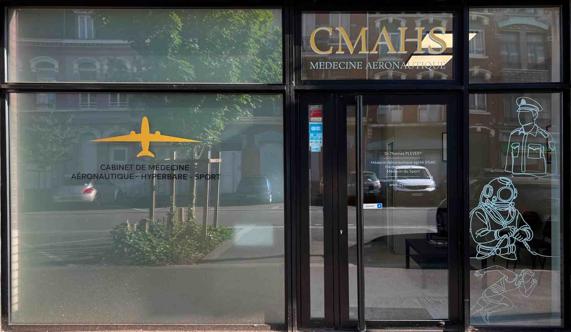 Enseigne du cabinet CMAHS avec les silhouettes du pilote, du plongeur et du sportif
